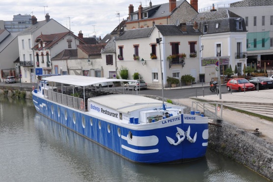 Une péniche-restaurant au cœur de la Venise du Gâtinais